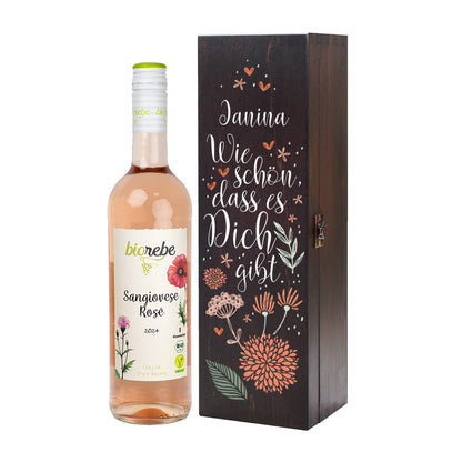 Geschenkset mit Biorebe Dornfelder 2023 und personalisierter Holzbox „Wie schön, dass es Dich gibt“ mit Blumenmuster.