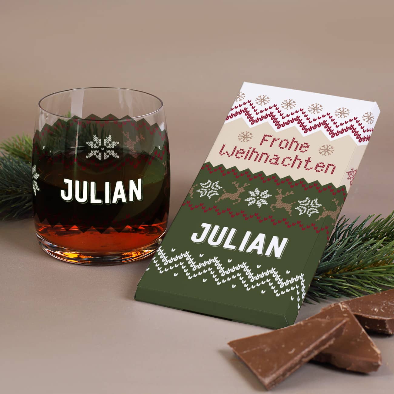 Berucktes Whiskyglas und Schokolade mit Name und Weihnachtsstrickpullover Motiv