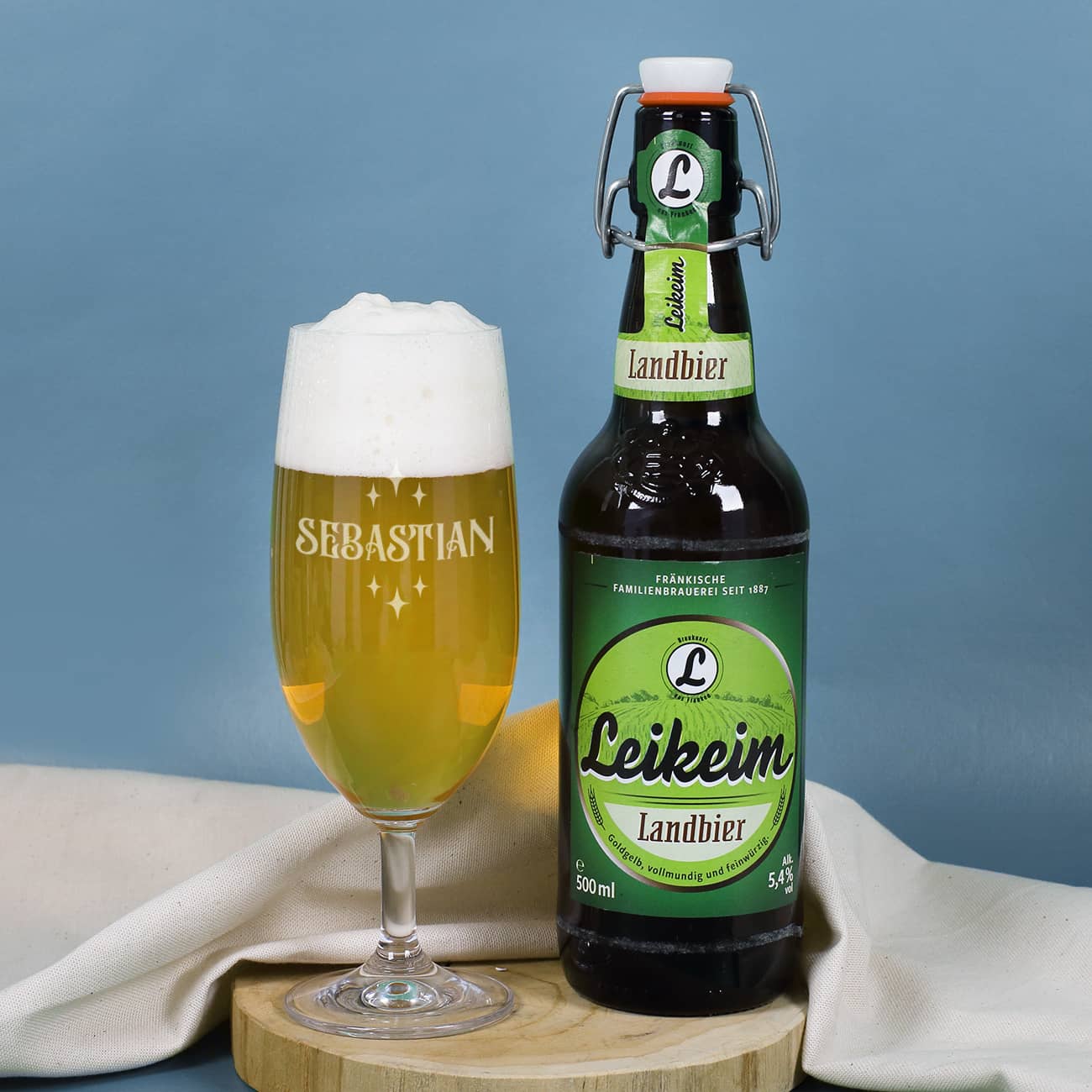 Bierglas mit Name und Flasche Bier