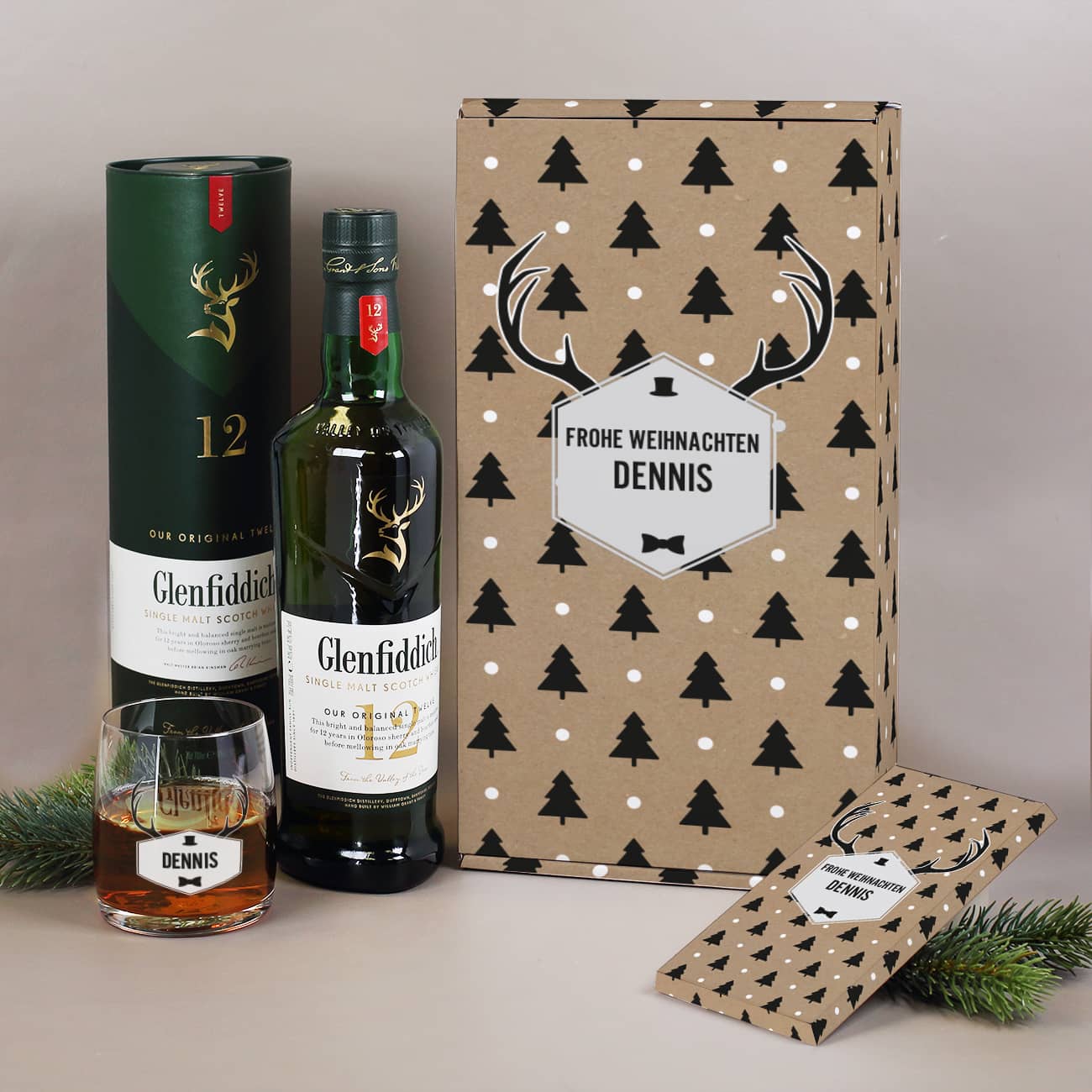 Geschenkset zu Weihnachten mit Whisky, Glas, Schokolade und bedruckter Geschenkbox