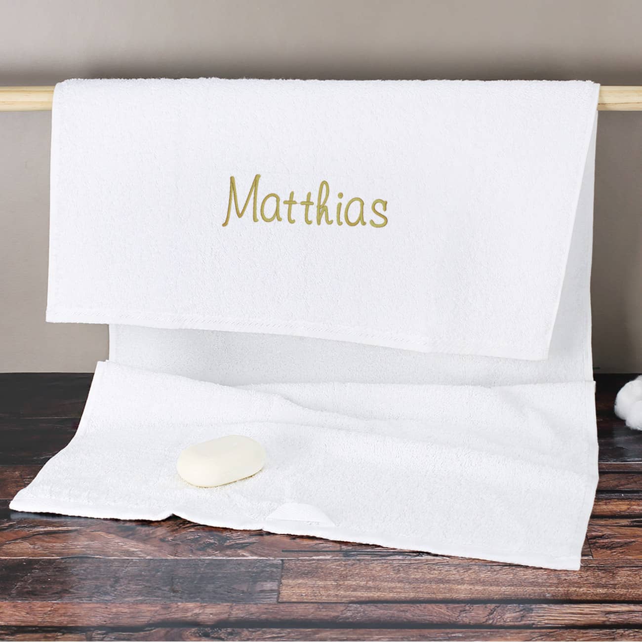 Handtuchset in Weiß mit Name bestickt