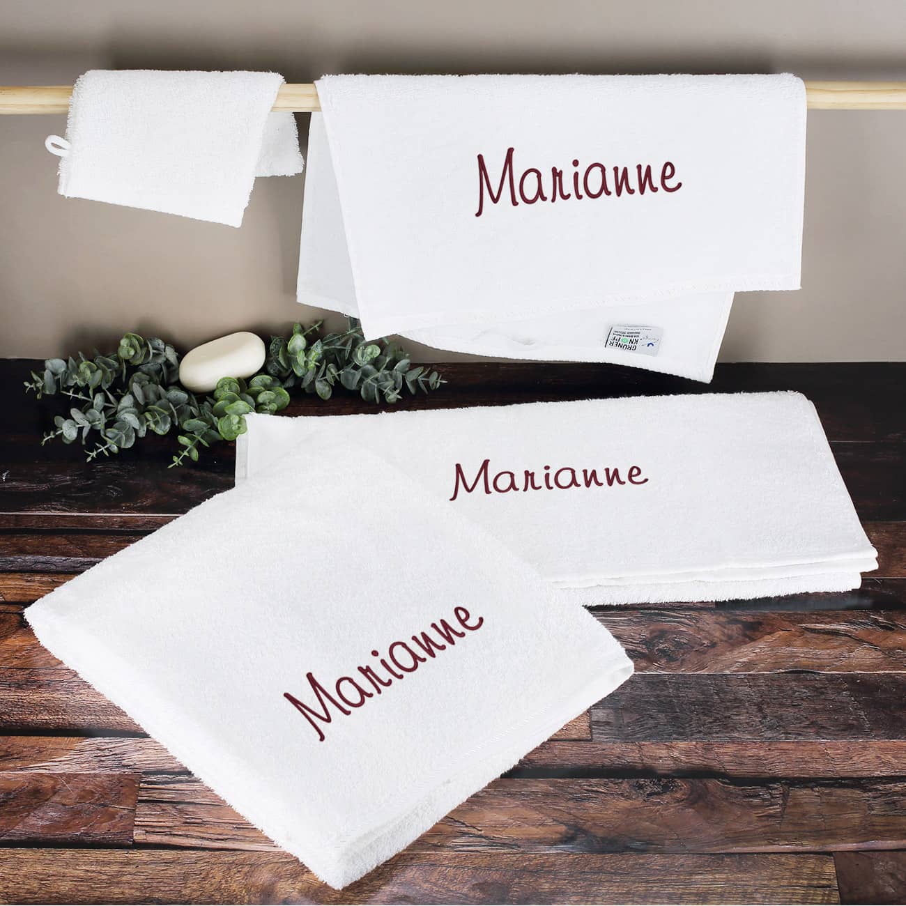 4-teiliges Handtuchset in Weiß mit Name bestickt in Weinrot
