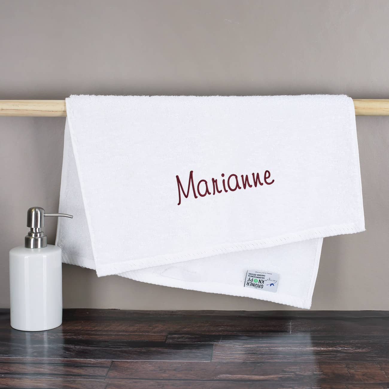 Handtuchset in Weiß mit Name bestickt