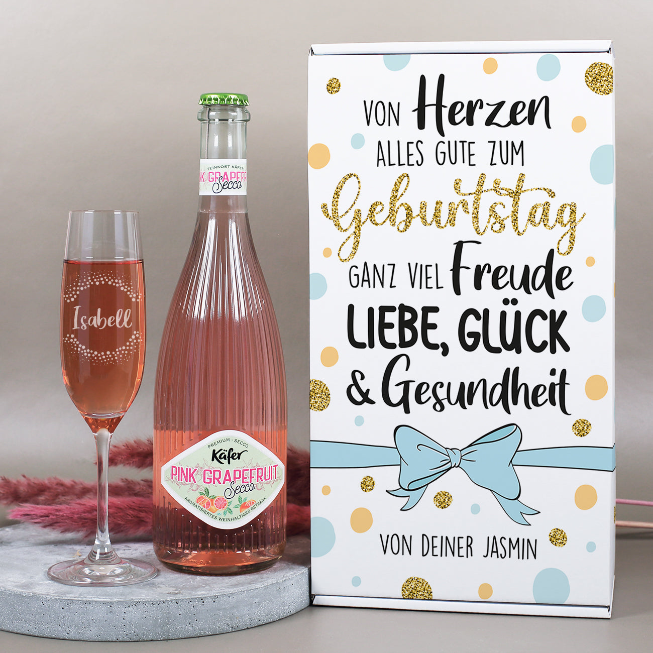 Geschenkset zum Geburtstag mit Geschenkbox, graviertem Sektglas und Fruchtsecco