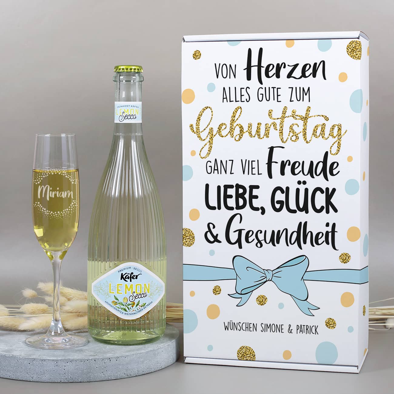 Geschenkset zum Geburtstag mit Geschenkbox, graviertem Sektglas und Fruchtsecco