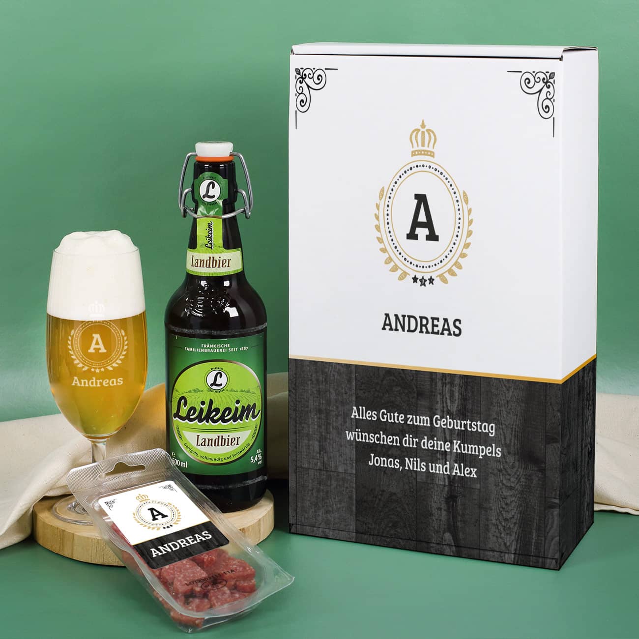 personalisiertes Bier-Geschenkset mit gravierter Pilstulpe, einer Flasche Leikeim Landbier, kleinen Salamiherzen und einer persönlich bedruckten Geschenkverpackung