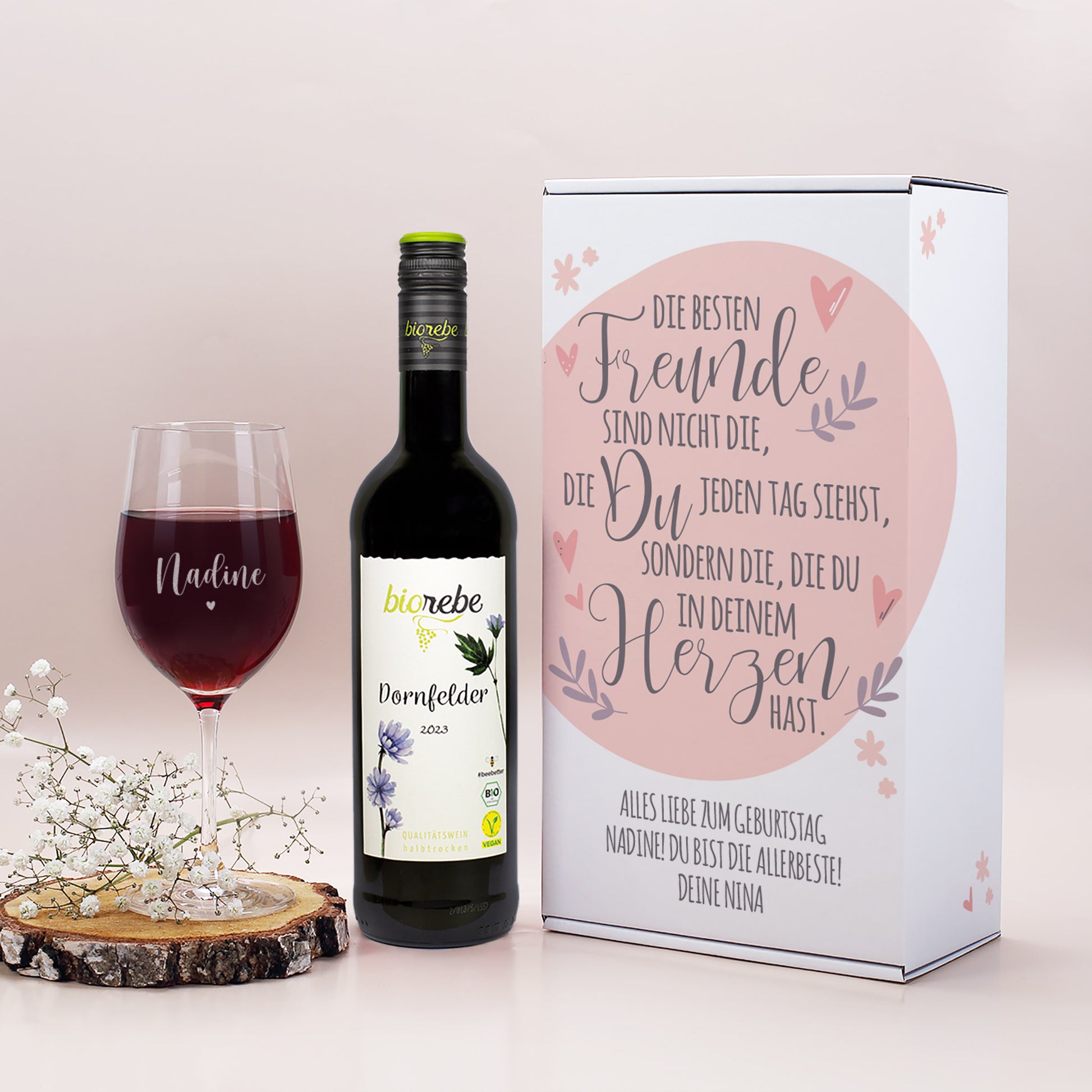 Geschenkset mit Bio-Wein, graviertem Weinglas „Nadine“ und Geschenkkarton mit Freundschaftsspruch in Rosa