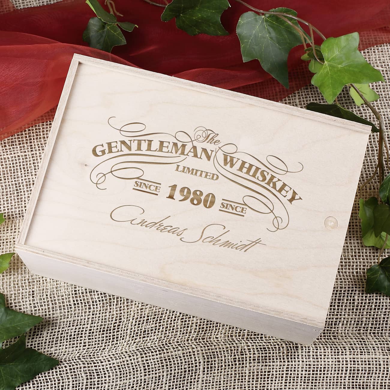 gravierte Holzkist mit Deckel zum aufziehen