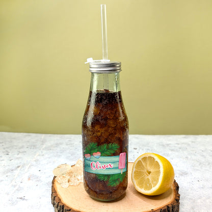 Personalisierte Flasche mit dem Namen „Oliver“, Strohhalm und Zitronenscheibe auf Holzbrett