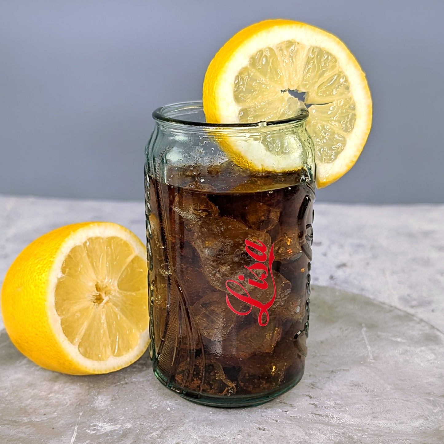 Glas gefüllt mit Cola, Zitronen und Eiswürfeln – Vintage-Design perfekt in Szene gesetzt