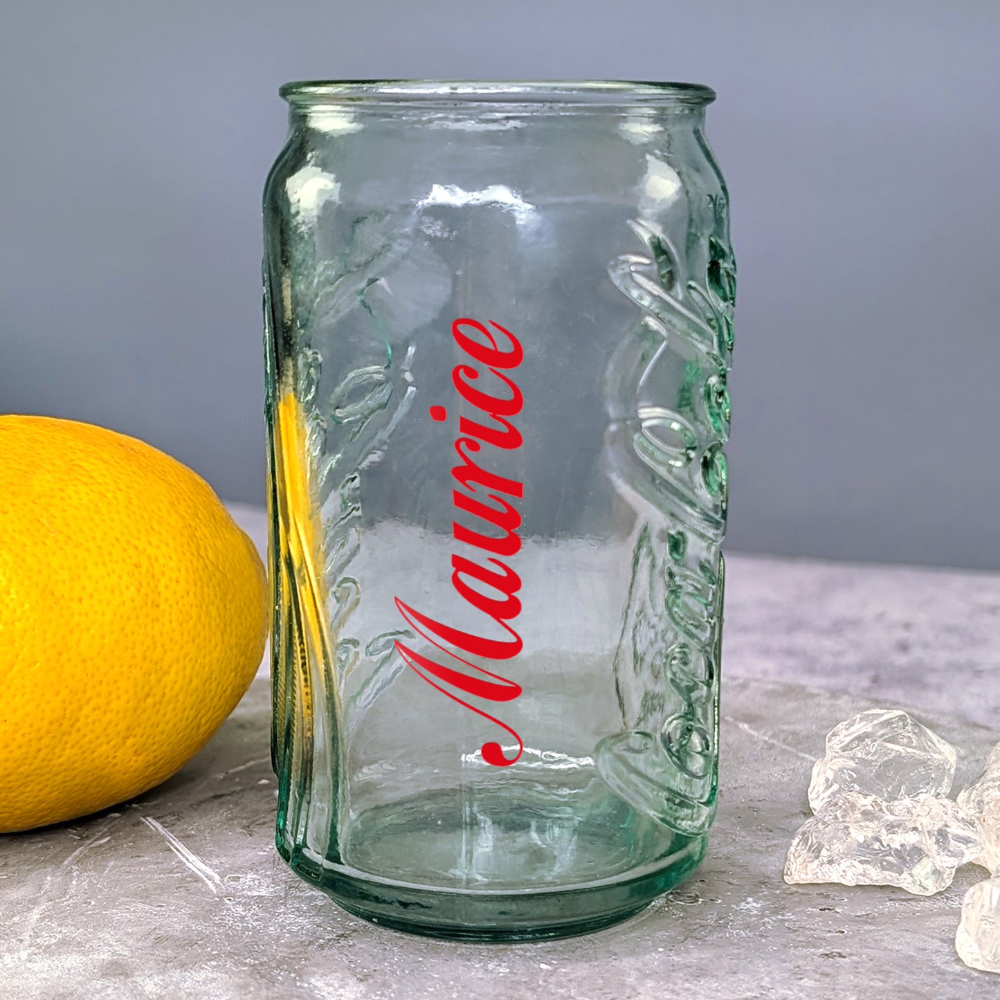 Nahaufnahme des Aufdruck mit individuellem Namen auf dem Glas