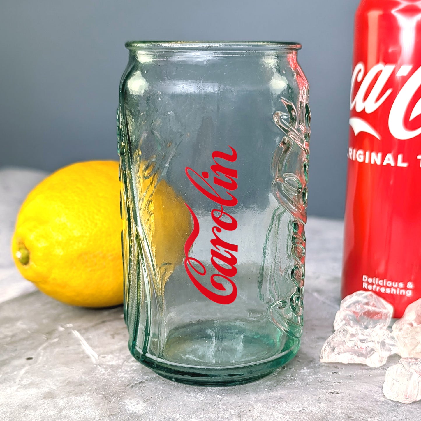 Coca-Cola Glas im Retro-Dosenstil mit Aufdruck des Namen