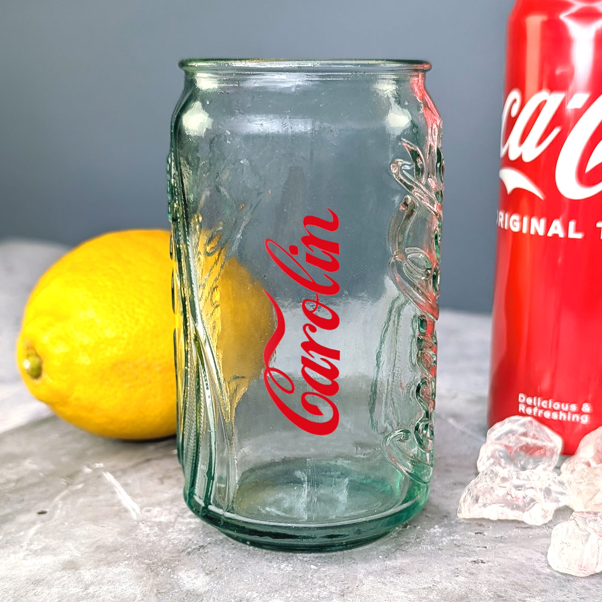 Coca-Cola Glas im Retro-Dosenstil mit Aufdruck des Namen
