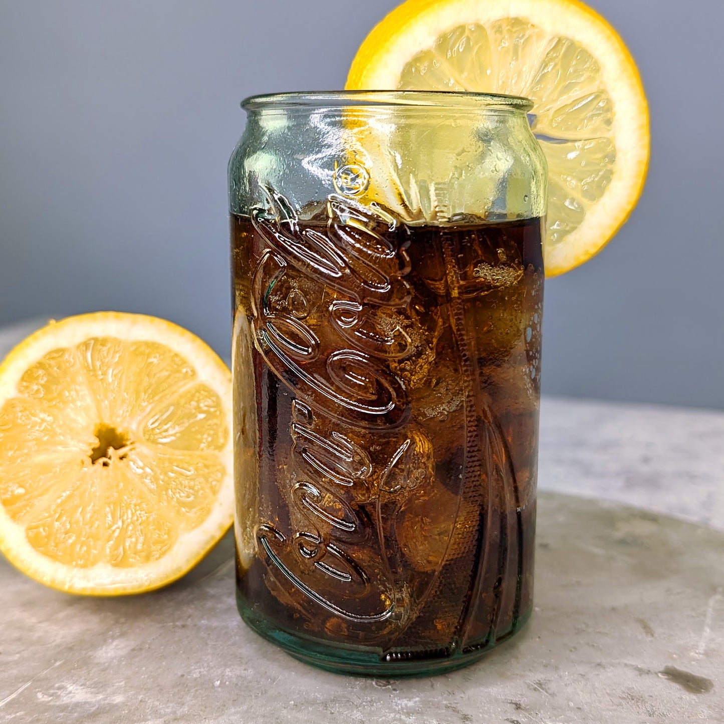 Seitenansicht des gefüllten personalisierten Glases mit schmalem Rand und Dosensilhouette