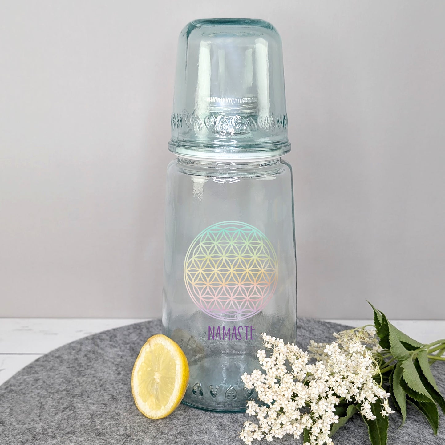 Karaffe mit Trinkglas personalisiert mit Wunschtext für Wellness und Bar | Lebensblumen Mandala