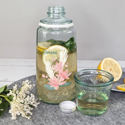 Komplettes Karaffen-Set mit Trinkglas gefüllt mit Wasser, Zitronen & Minze