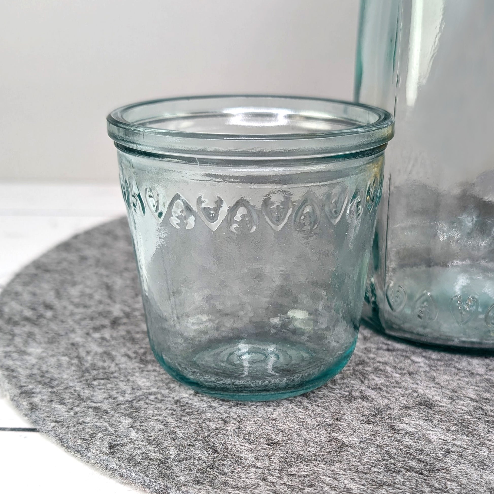 Trinkglas abgenommen und neben der geöffneten Karaffe platziert