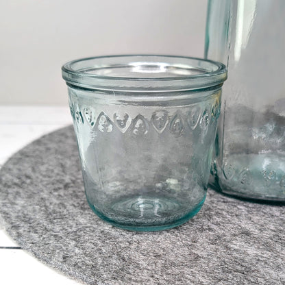 Trinkglas abgenommen und neben der geöffneten Karaffe platziert