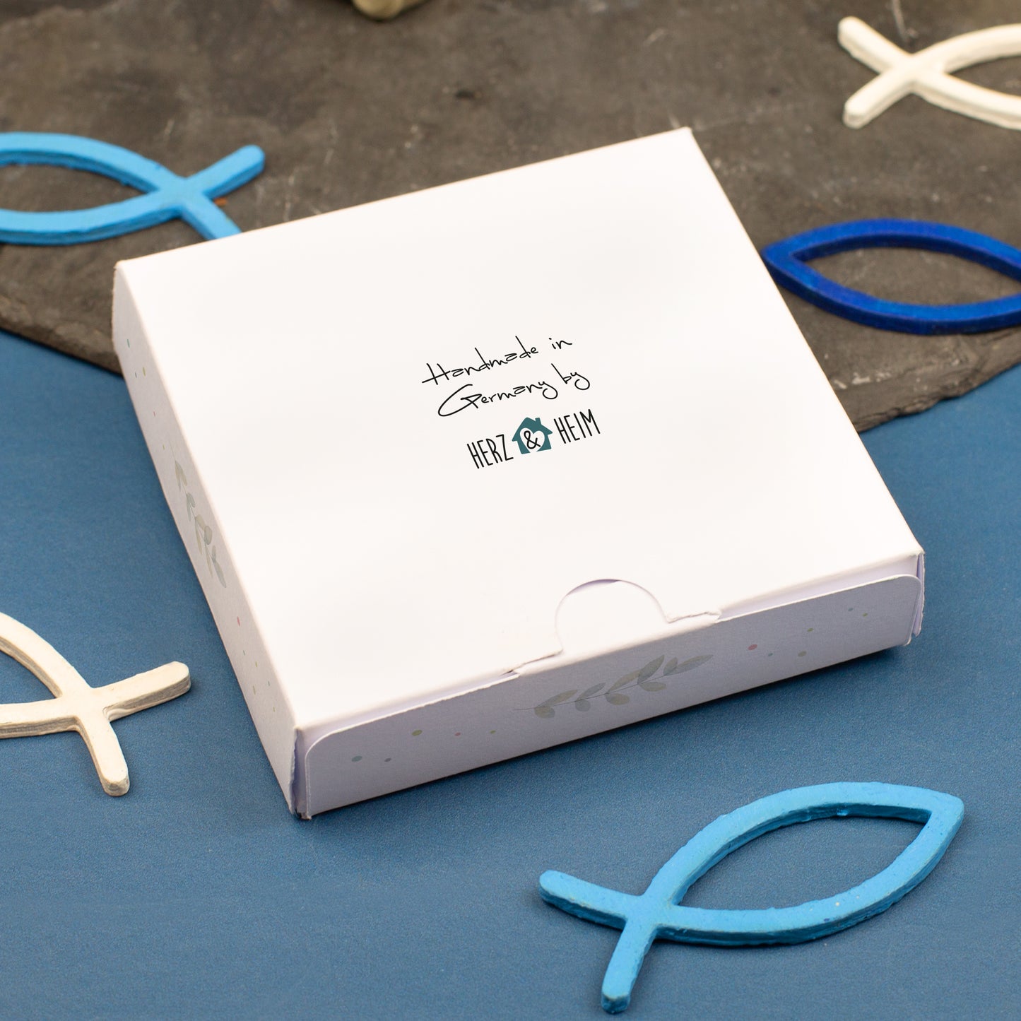 Rückseite der handgemachten Geschenkbox Handmade in Germany by Herz&Heim