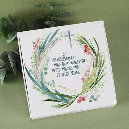 Halskette mit Kreuz in Geschenkbox