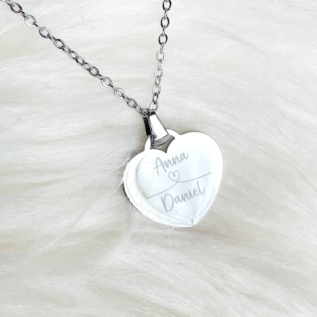 Herzkette mit Gravur zweier Namen und Herz
