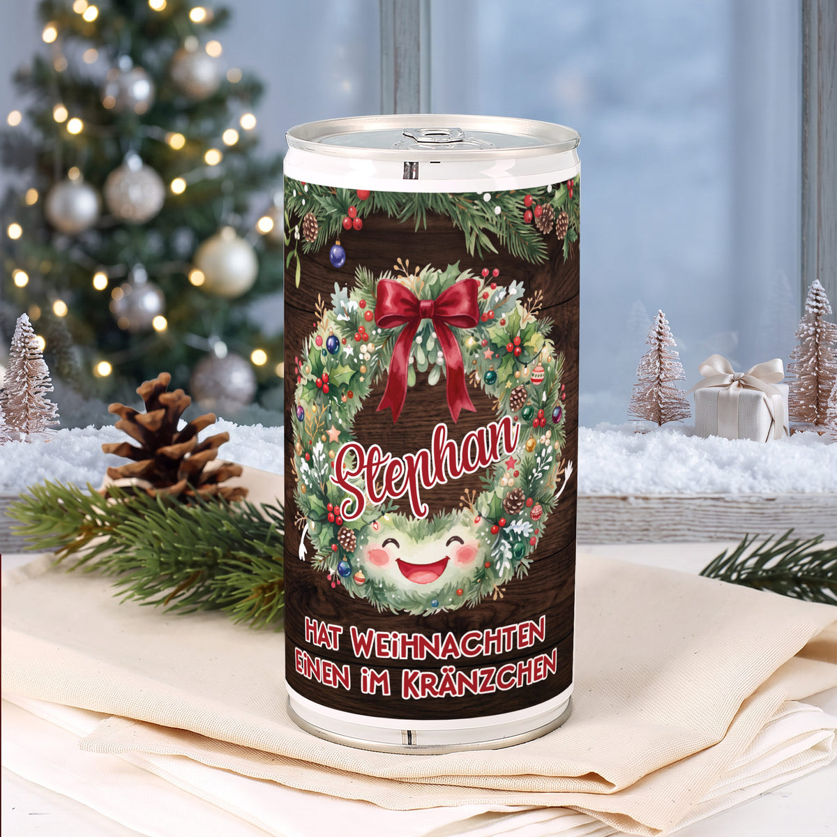 XXL Weihnachtsbier-Dose mit personalisiertem Namen Stephan, Weihnachtskranz und winterlicher Weihnachtsdekoration
