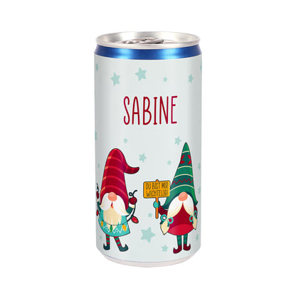 Freigestellte Prosecco-Dose mit Namen „Sabine“ und zwei Wichteln im Weihnachts-Design