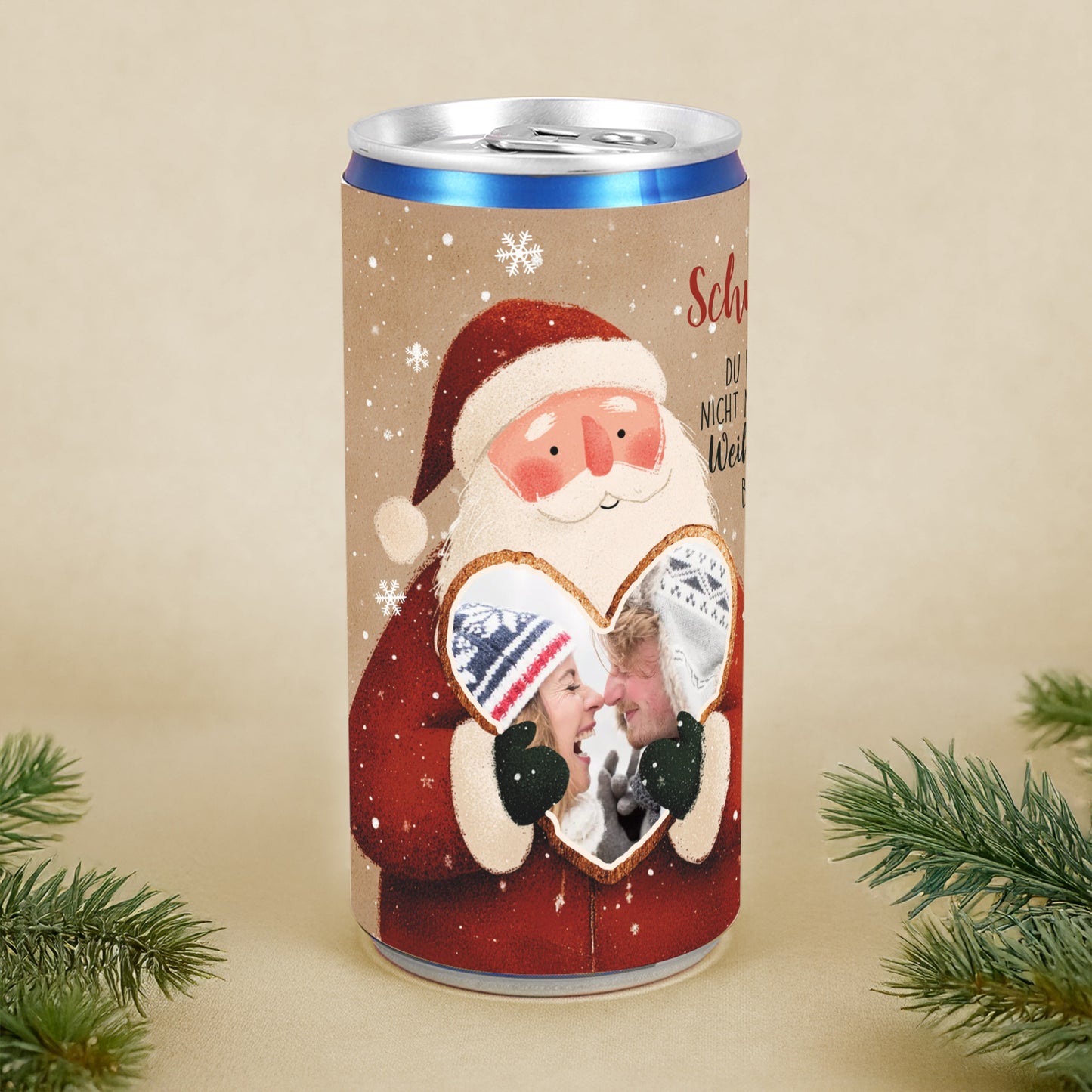 Weihnachtsmann auf Secco-Dose hält goldenes Herz mit verliebtem Paar im Schnee, festliche Dekoration mit grünen Zweigen.