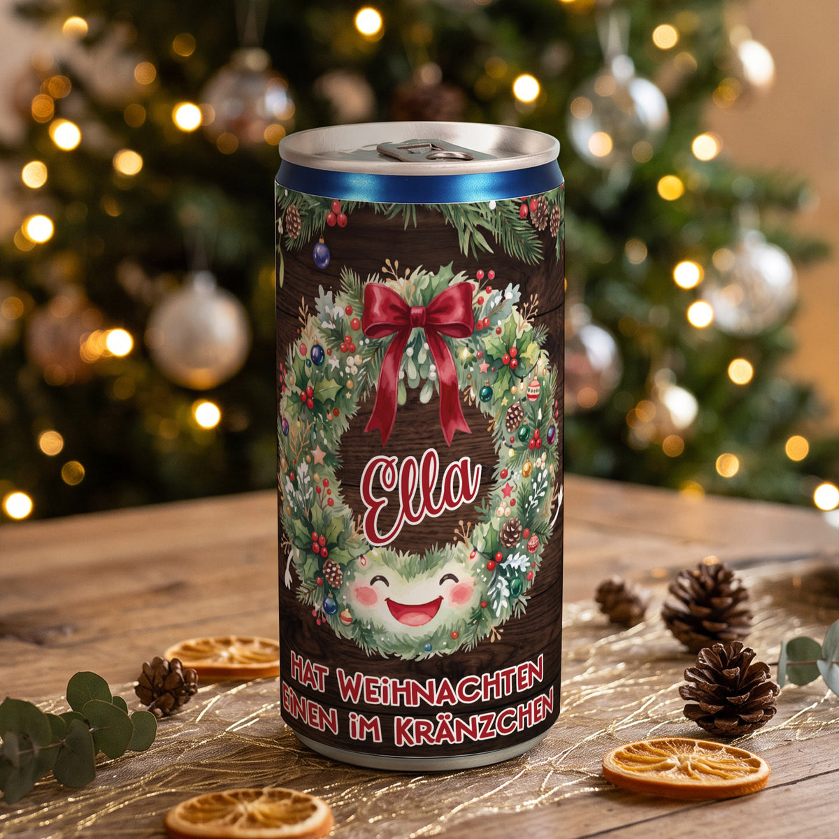 Weihnachtliche Secco-Dose mit personalisiertem Namen Ella vor beleuchtetem Weihnachtsbaum und festlicher Tischdekoration