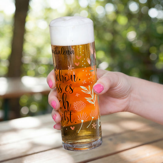 Kölschglas mit Name Magdalena und floralem Spruchmotiv Wie schön dass es Dich gibt in der Hand gehalten