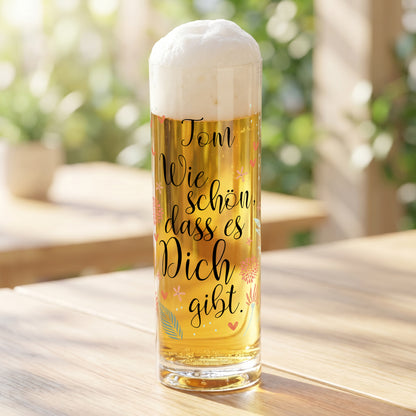 Personalisiertes Bierglas mit Name Tom, Herzen, Blüten und Spruch Wie schön dass es Dich gibt