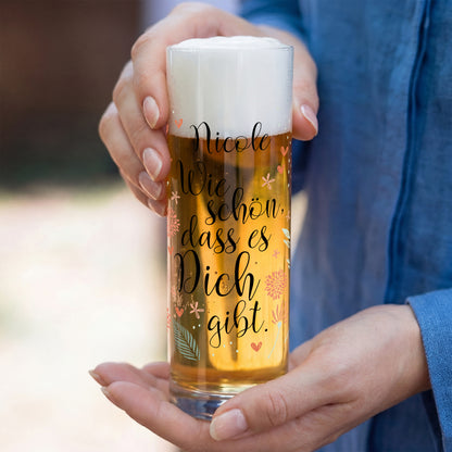 Bier Glas mit Name Nicole und Spruch Wie schön dass es Dich gibt, gehalten in zwei Händen