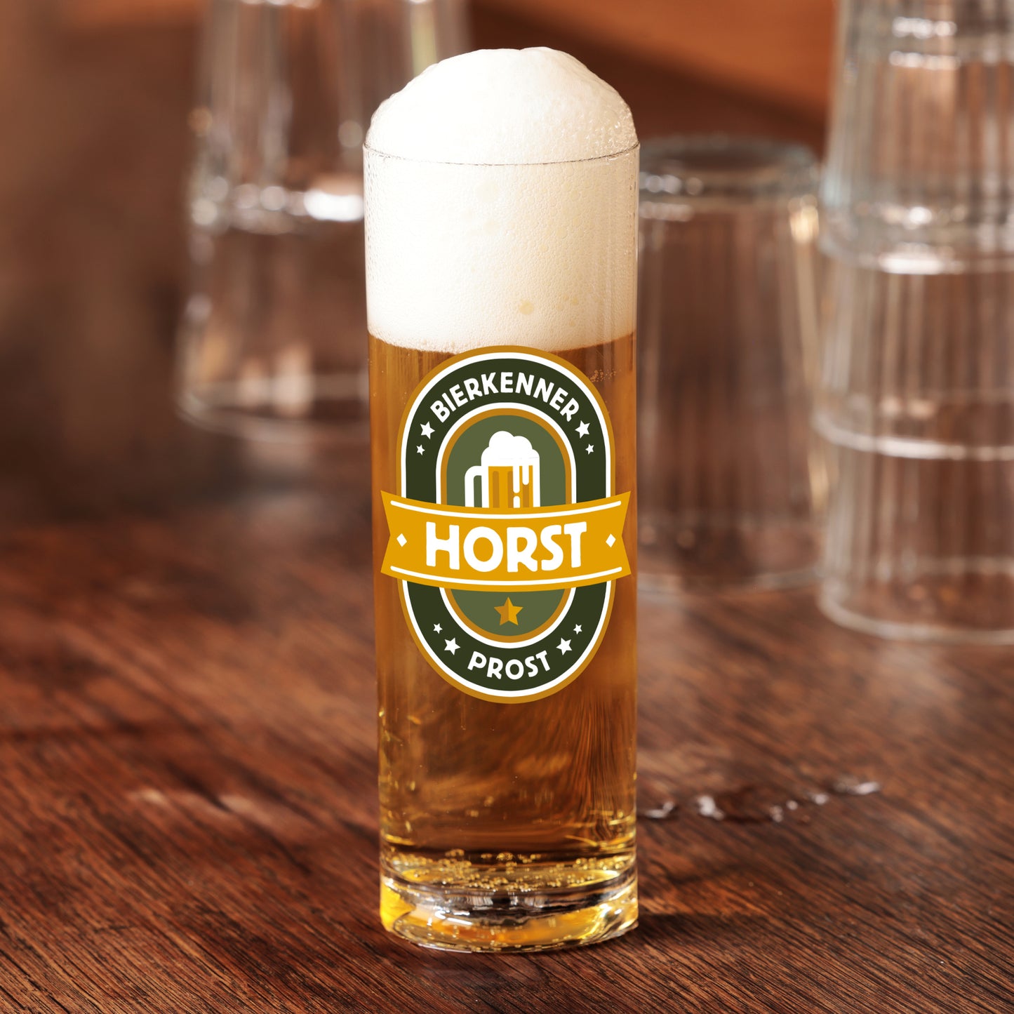 Kölschglas mit Bierkenner Motiv und Name Horst auf Holztisch, gefüllt mit Bier als Geschenk für Bierfans