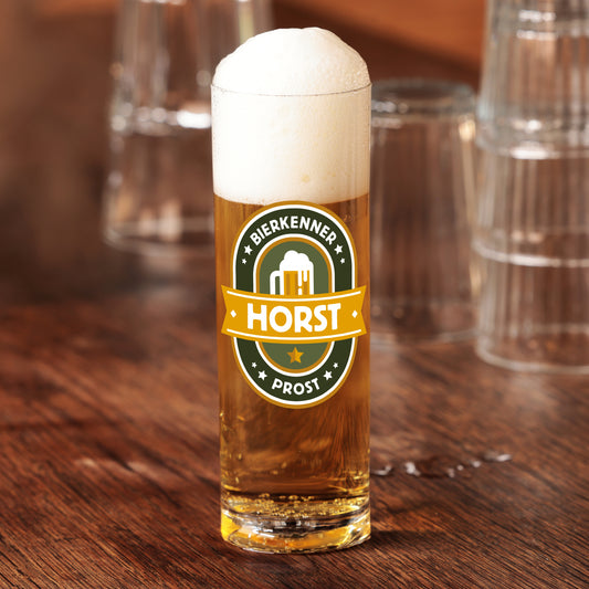 Kölschglas mit Bierkenner Motiv und Name Horst auf Holztisch, gefüllt mit Bier als Geschenk für Bierfans