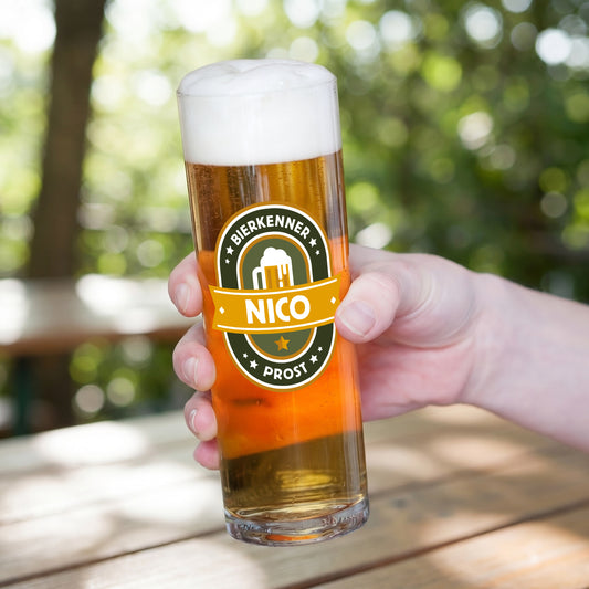 Personalisiertes Bierglas mit Name Nico und Bierkenner Prost Motiv, in der Hand gehalten auf Terrasse
