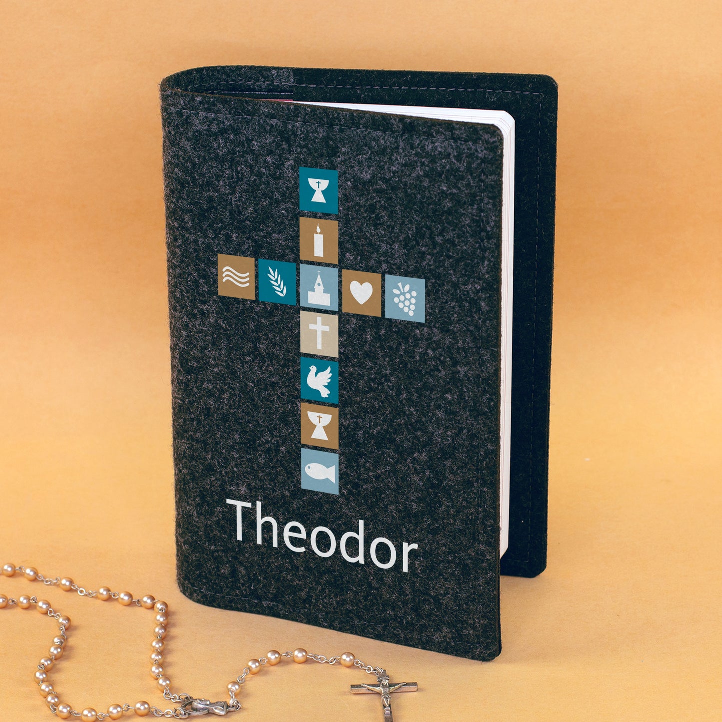 Anthrazitfarbene Filz-Buchhülle für Gotteslob mit Kreuz-Motiv und personalisiertem Namen für Jungen