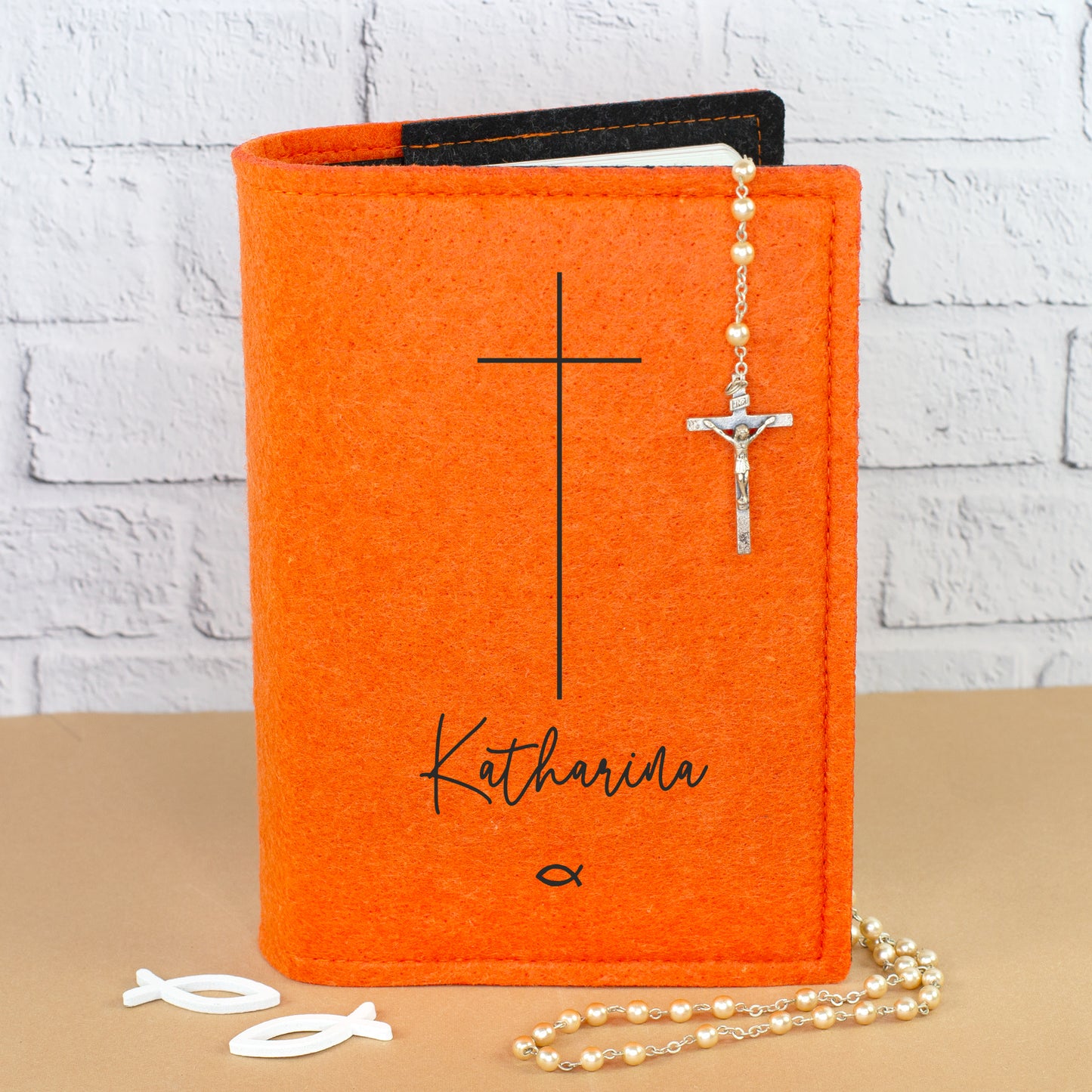 Orange Filz-Buchhülle für Gotteslob mit Kreuz, Name Katharina und kleinem Ichthys Fisch