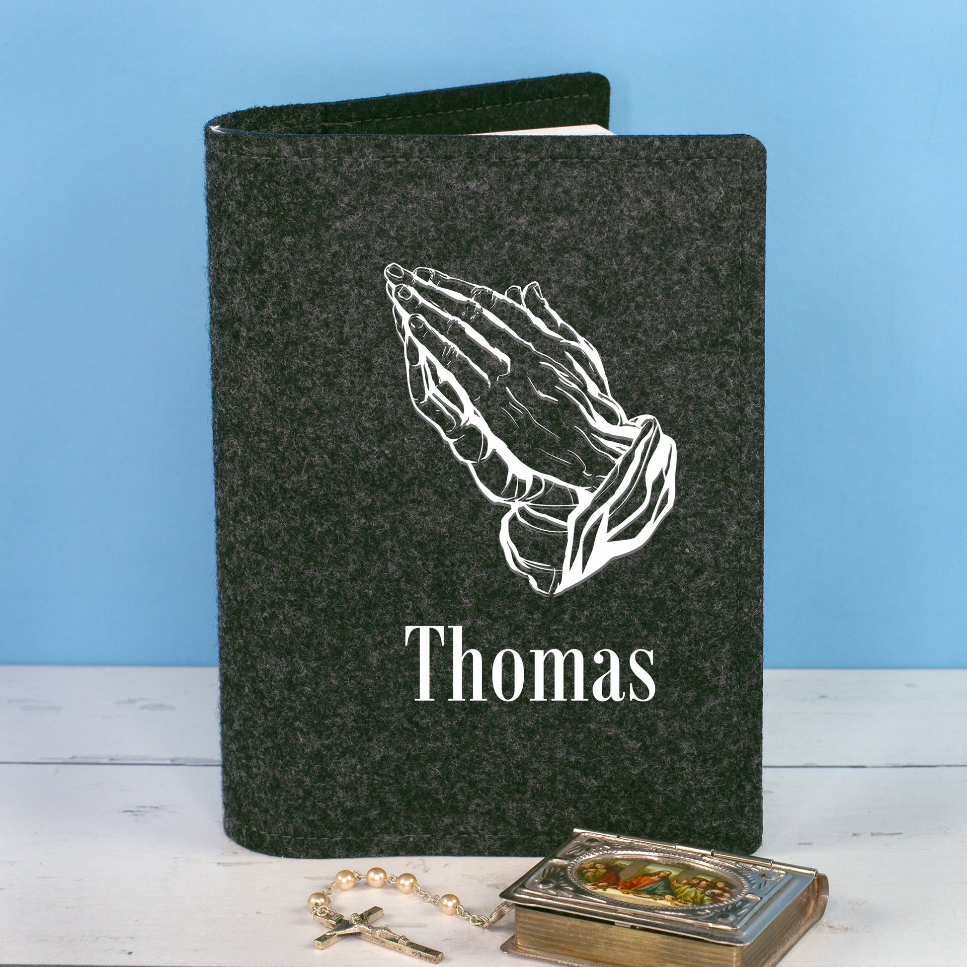 Dunkle Filz Gotteslobhülle mit betenden Händen, Name Thomas und Rosenkranz als christliches Geschenk
