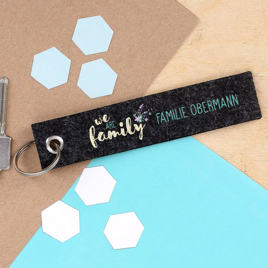 Schlüsselanhänger aus grauem Filz mit Name