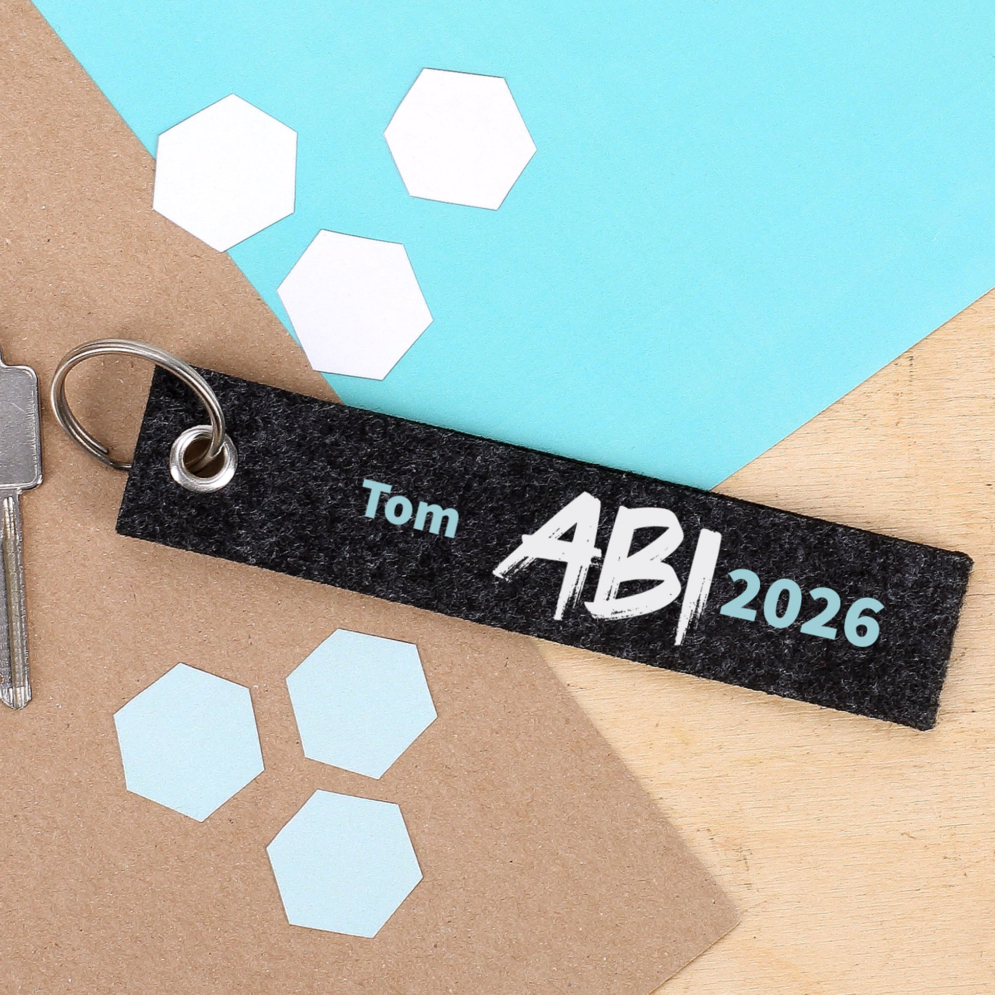 ABI - Schlüsselanhänger mit Name Tom- brauner Hintergrund