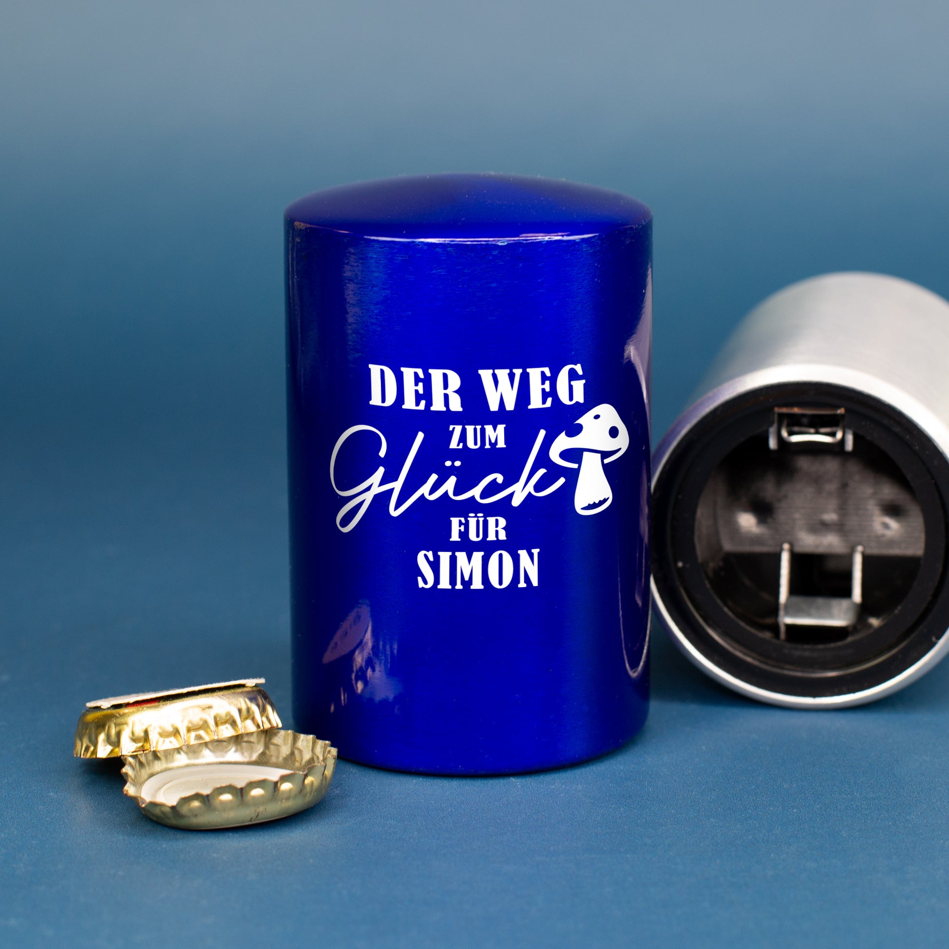 Blauer Push-Up Flaschenöffner mit Aufdruck „Der Weg zum Glück für Simon“, personalisiertes Männergeschenk
