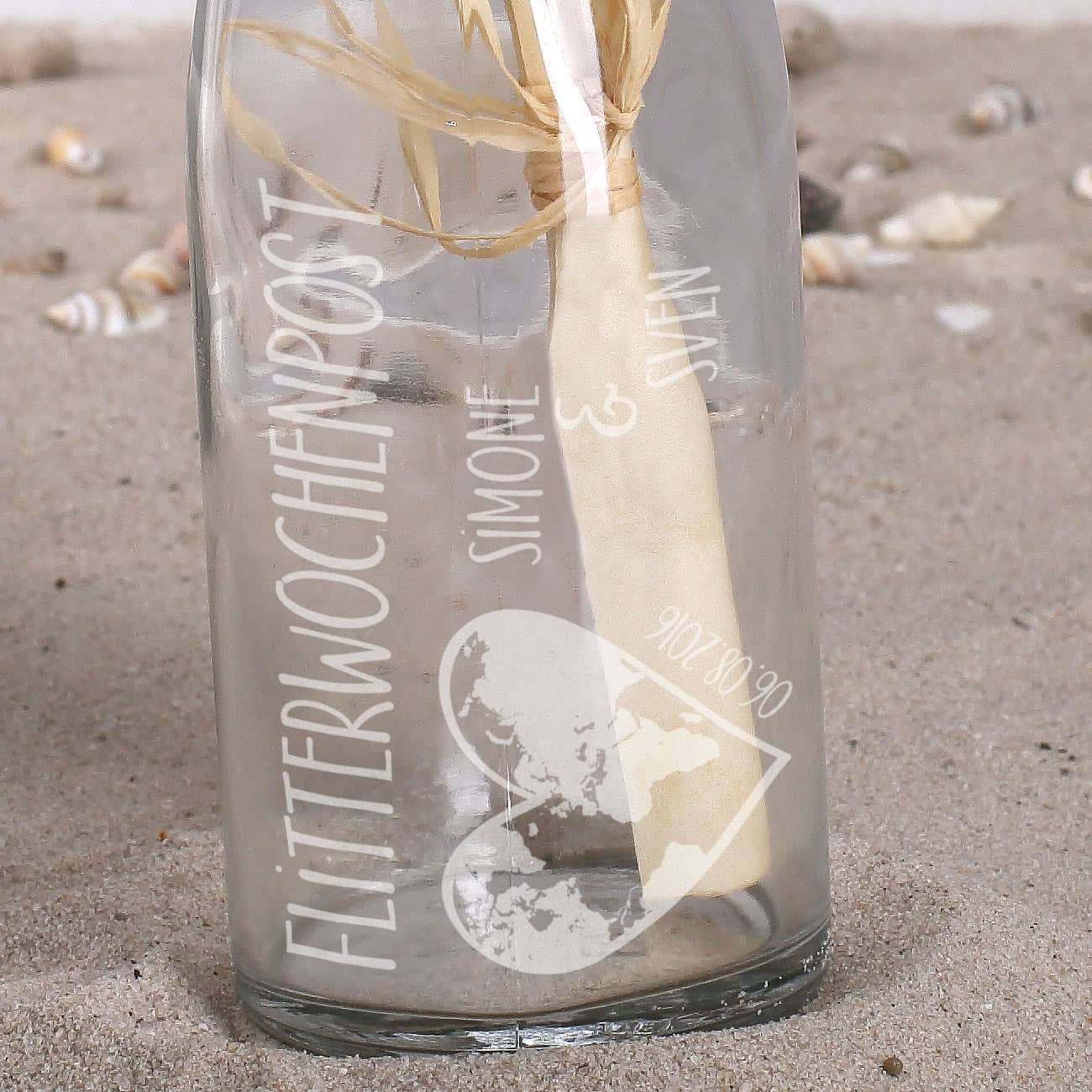 gravierte "Flitterwochenpost" aus der Flasche