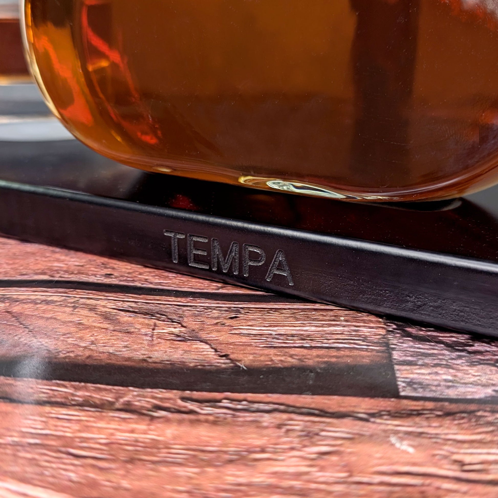 Detailansicht des Holzsockels von vorn mit dem Markennamen Tempa