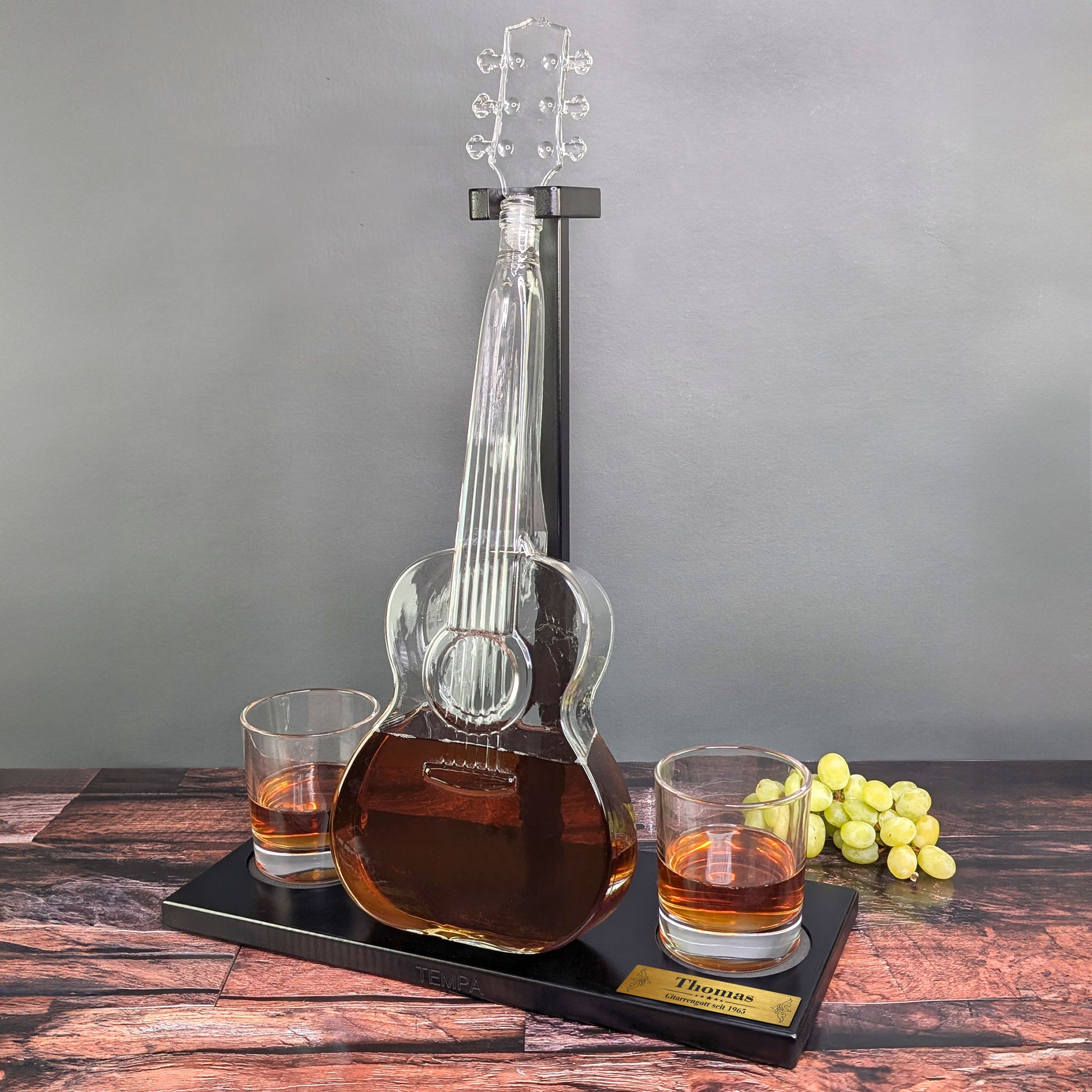 Luxus Whisky-Dekantierset mit Gitarren-Karaffe, gravierter Plakette und zwei Gläsern auf schwarzem Holzsockel
