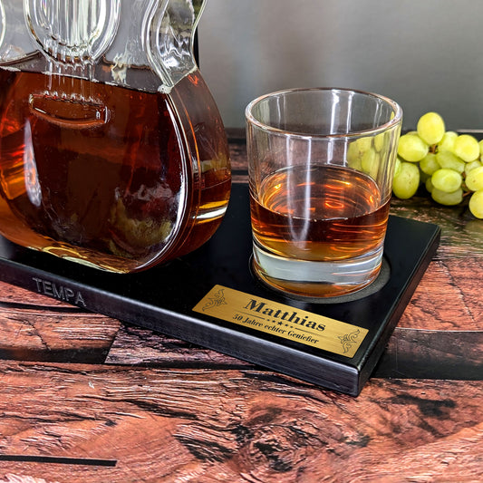 Weitere Nahaufnahme der Gravur auf dem Gitarren-Dekantierset mit goldfarbener Plakette