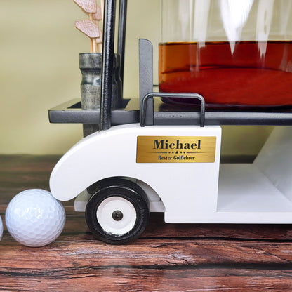 Detailansicht der personalisierten Gravurplakette mit dem Namen „Michael“ am Golfcart