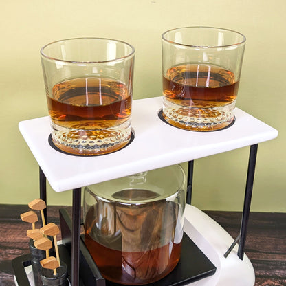 Obere Ansicht auf die Gläser mit Whisky im Halter des Golfcarts
