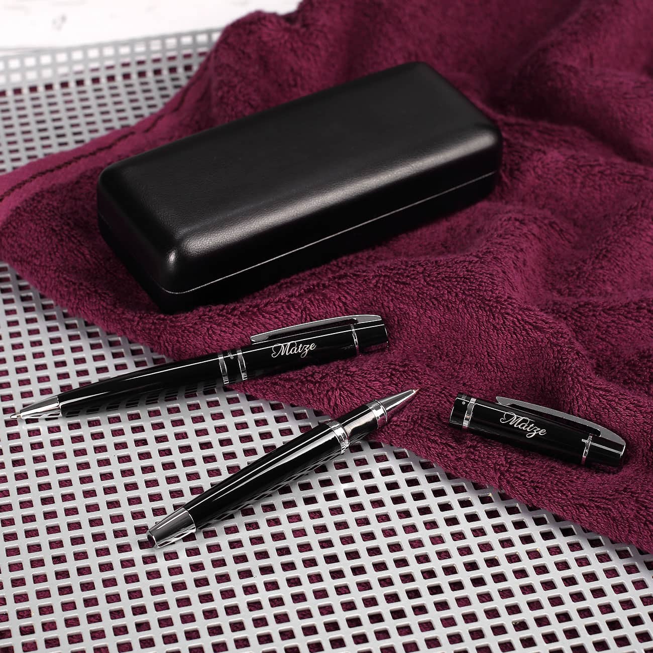 Zwei Stifte von Charles Dickens mit Gravur