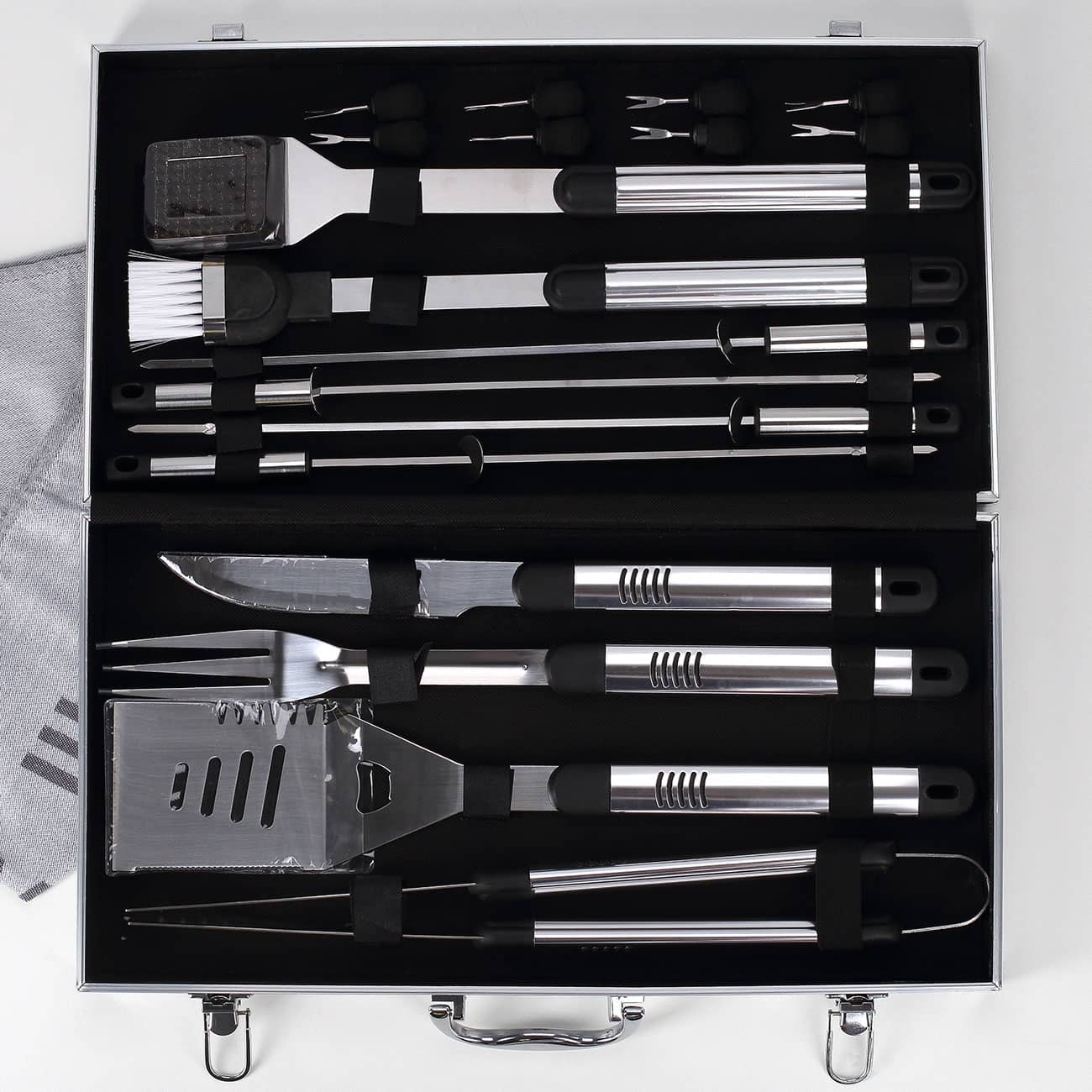 Grillset mit graviertem Koffer in zwei verschiedenen Größen