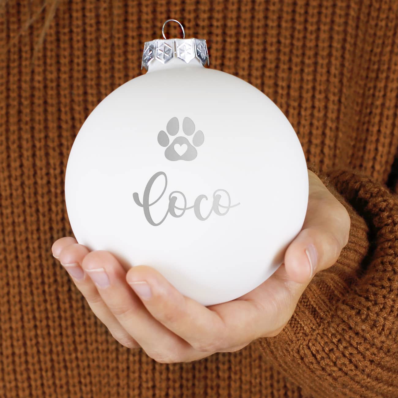 Christbaumkugel in Weiß mit Namensgravur und Pfote